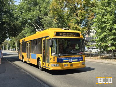тролейбус їде дорогою у Черкасах