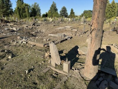 пошкоджений після атаки цвинтар