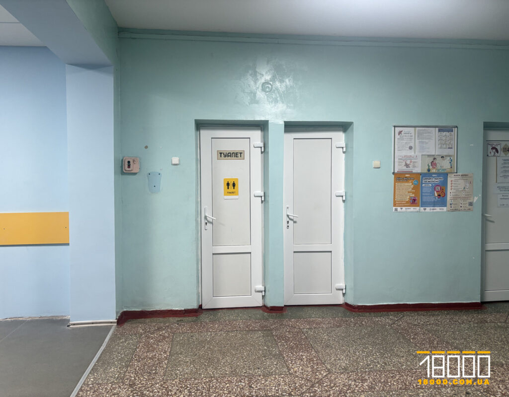 двері до туалету поліклініка №3 у Черкасах