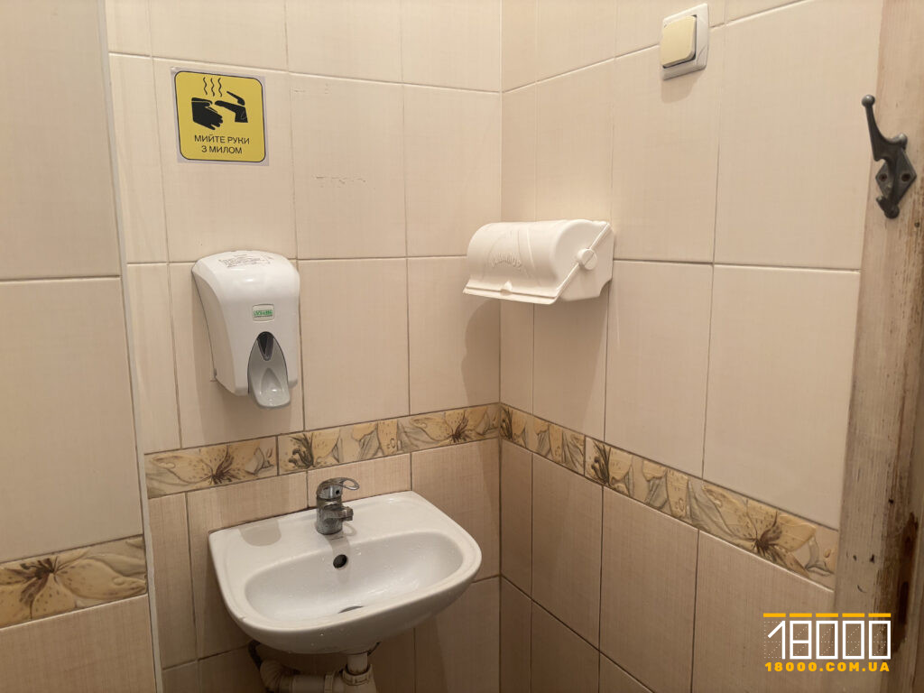 раковина в туалеті поліклініки №3