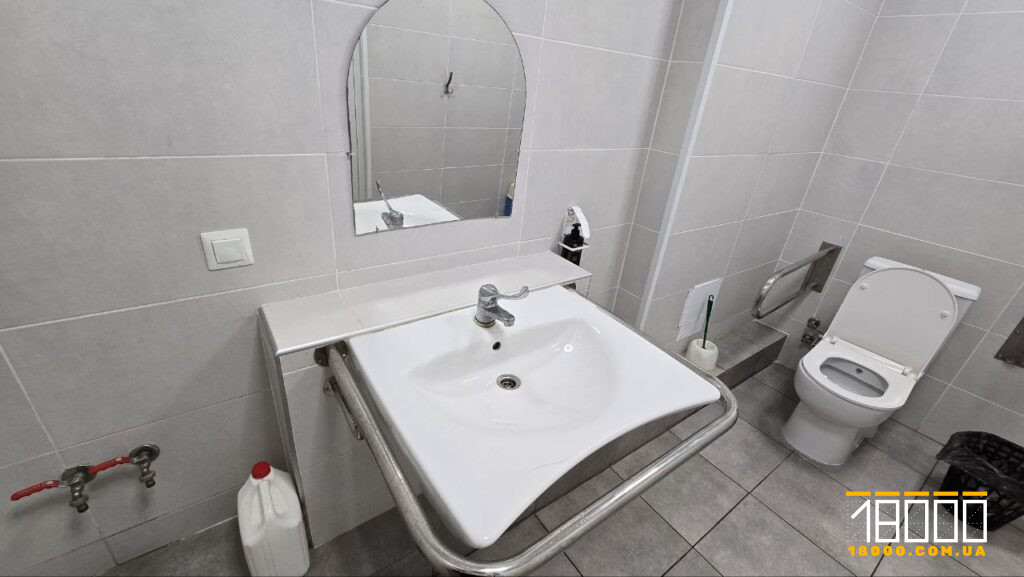 умивальник облаштований для людей з інвалідністю