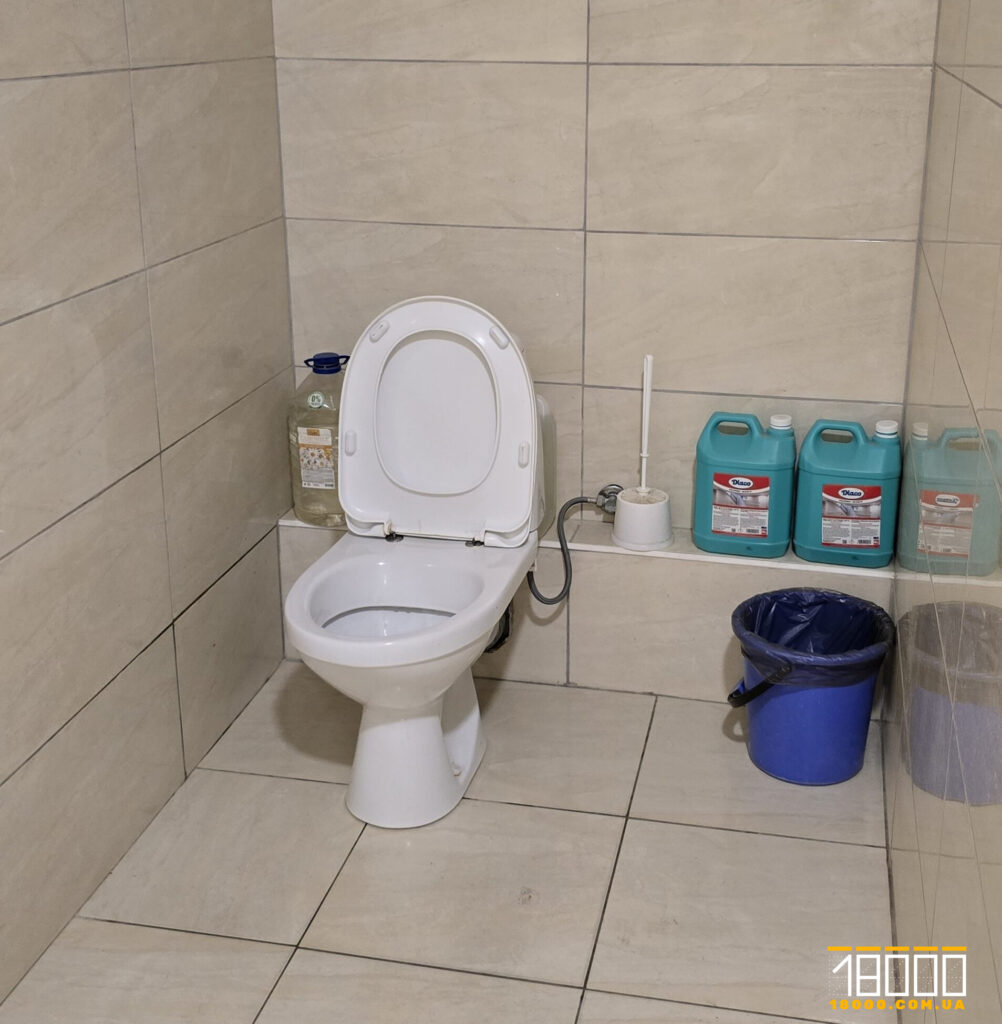 унітаз у туалеті дитячої поліклініки №3