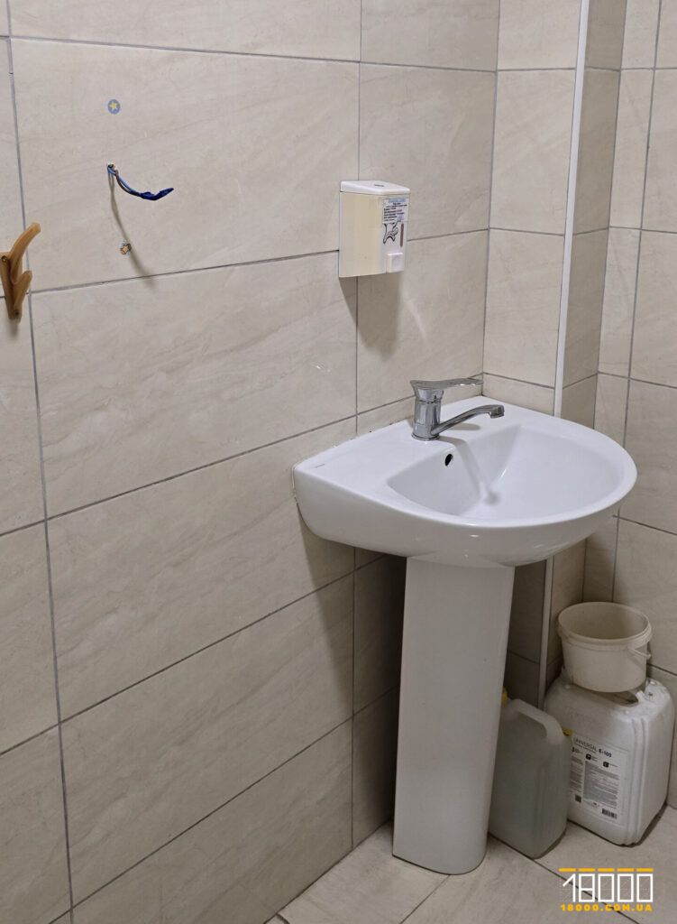 раковина у туалеті дитячої поліклініки №3