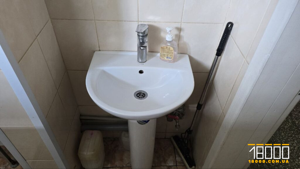 раковина у туалеті в поліклініці №2