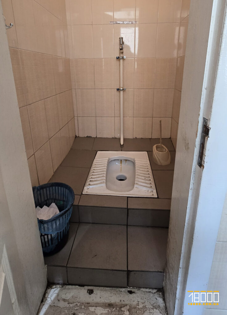 чаша Генуя у туалеті поліклініки №4