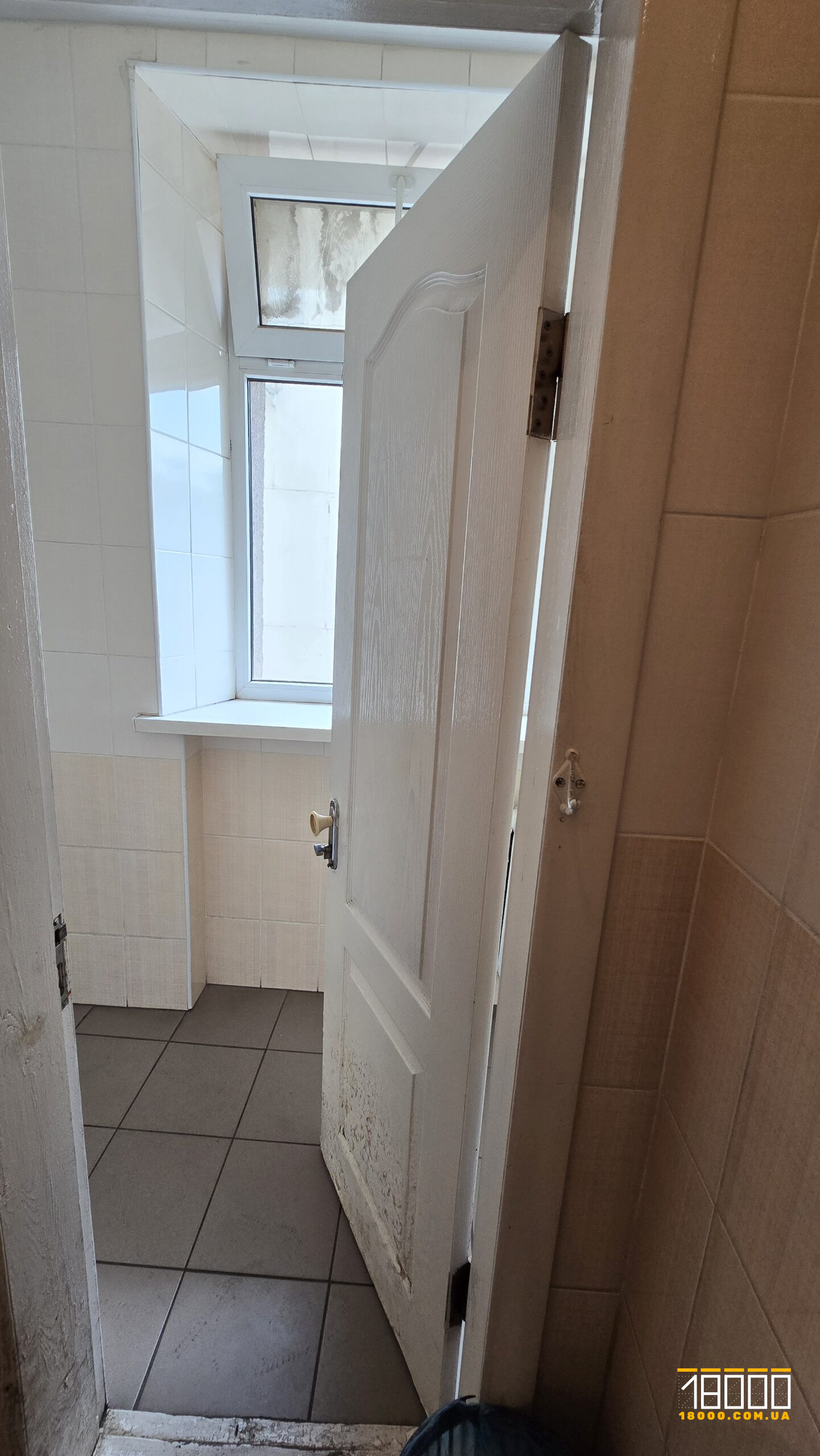 двері до туалетної кабінки у поліклініці №4 у Черкасах