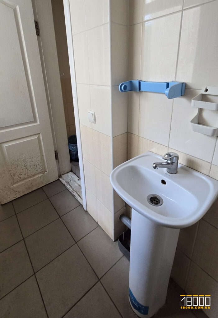 раковина в туалеті у поліклініці №4