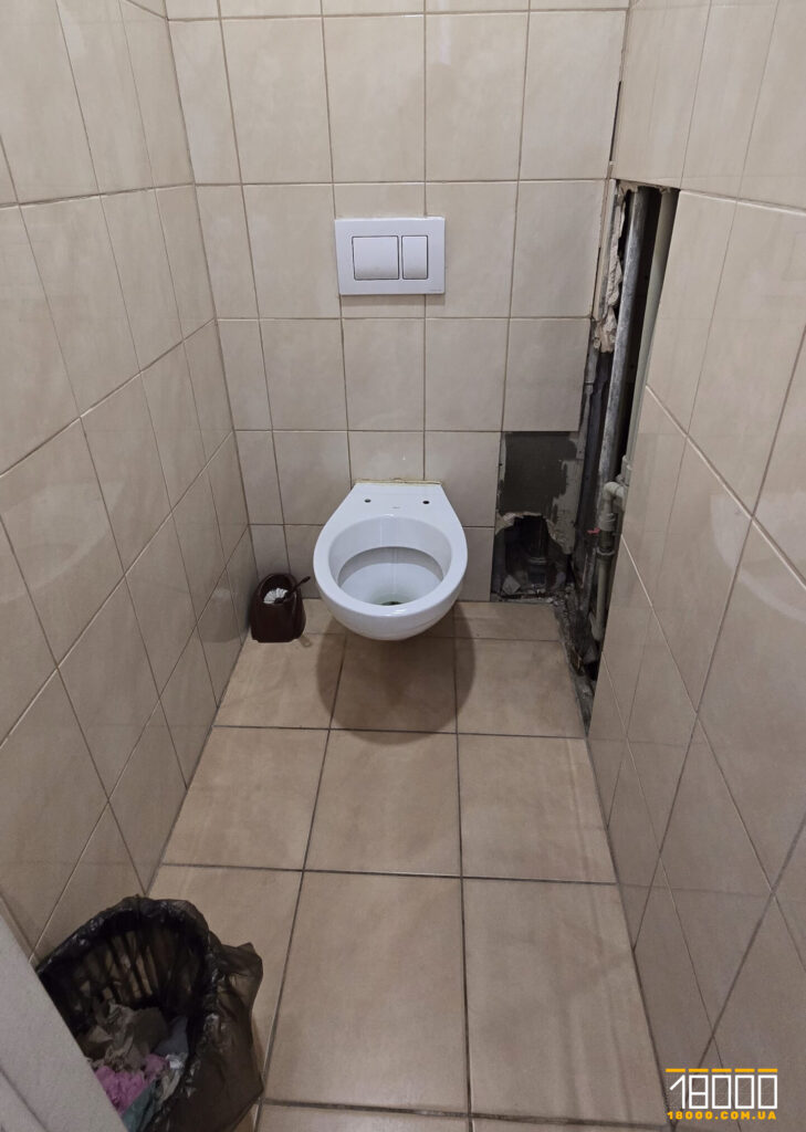 унітаз у вбиральні у поліклініці №5