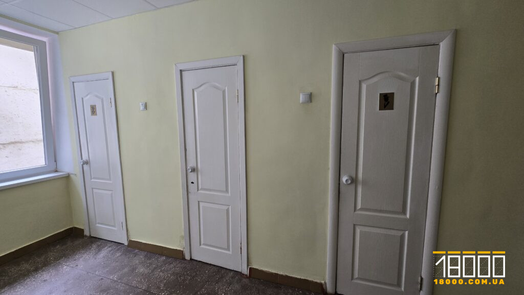 вхід до туалетів у поліклініці №5