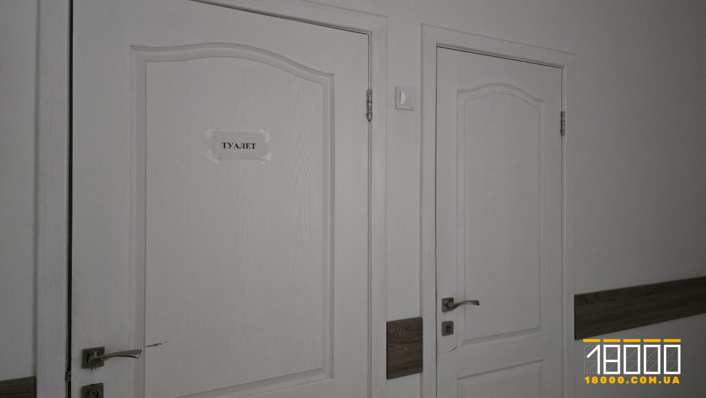 вхід до туалету у дитячій поліклініці №3 у Черкасах