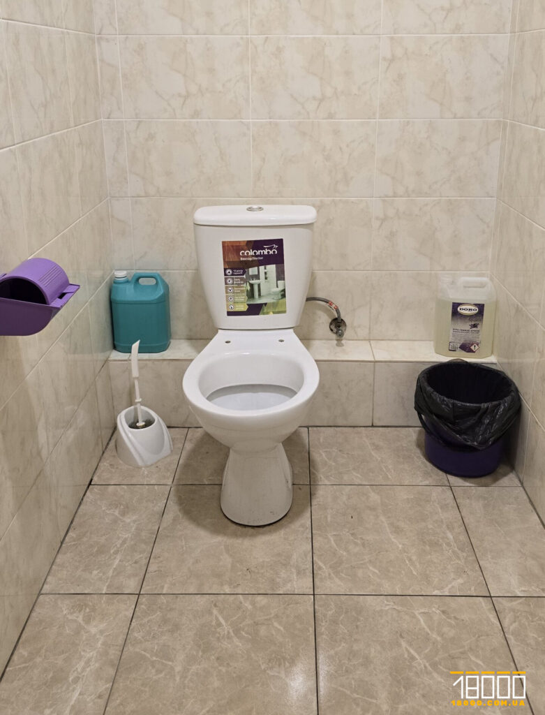 унітаз в туалеті дитячої поліклініки №3 у Черкасах