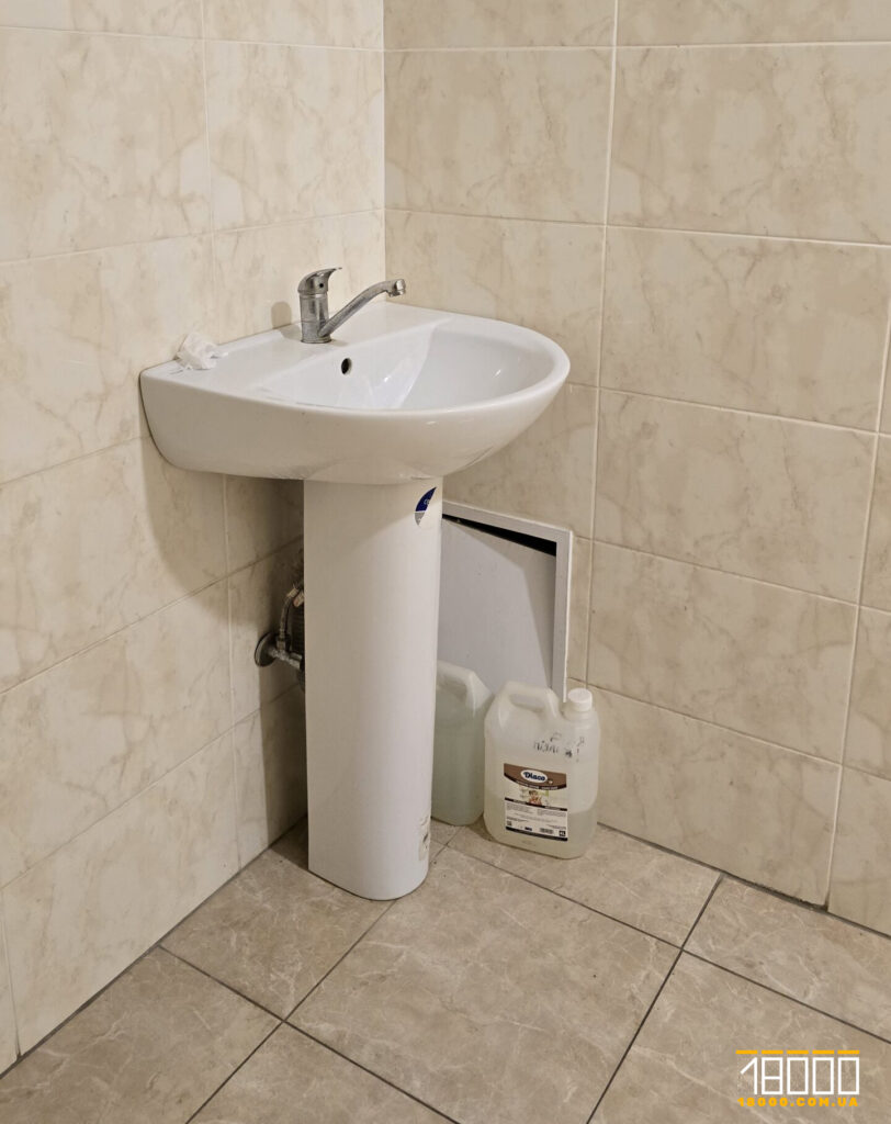 раковина в туалеті черкаської дитячої поліклініки №3