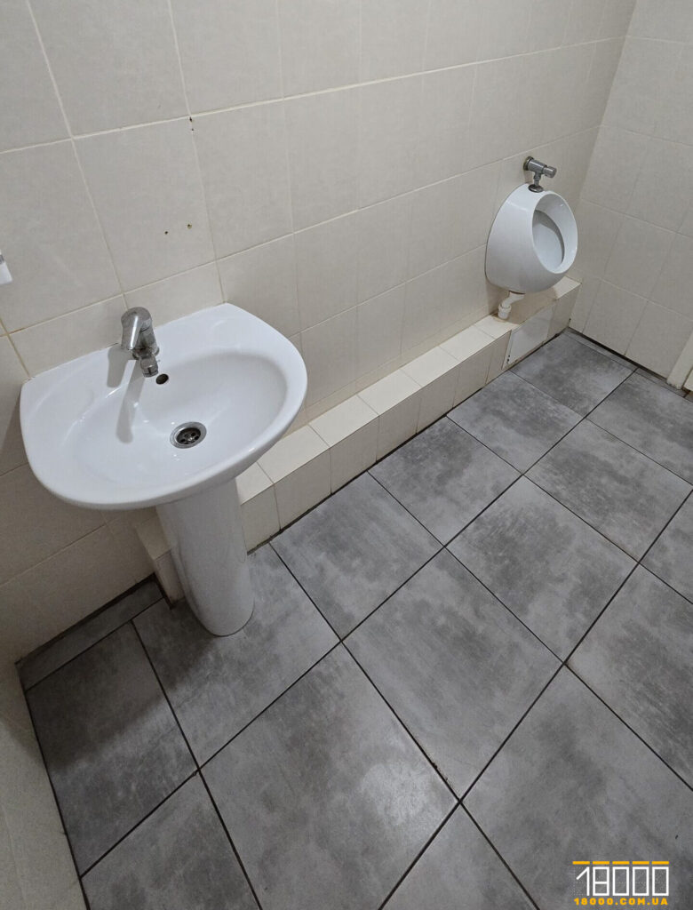 умивальник і пісуар у вбиральні поліклініки №5