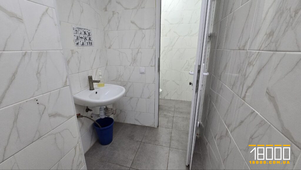 умивальник у вбиральні у поліклініці №2