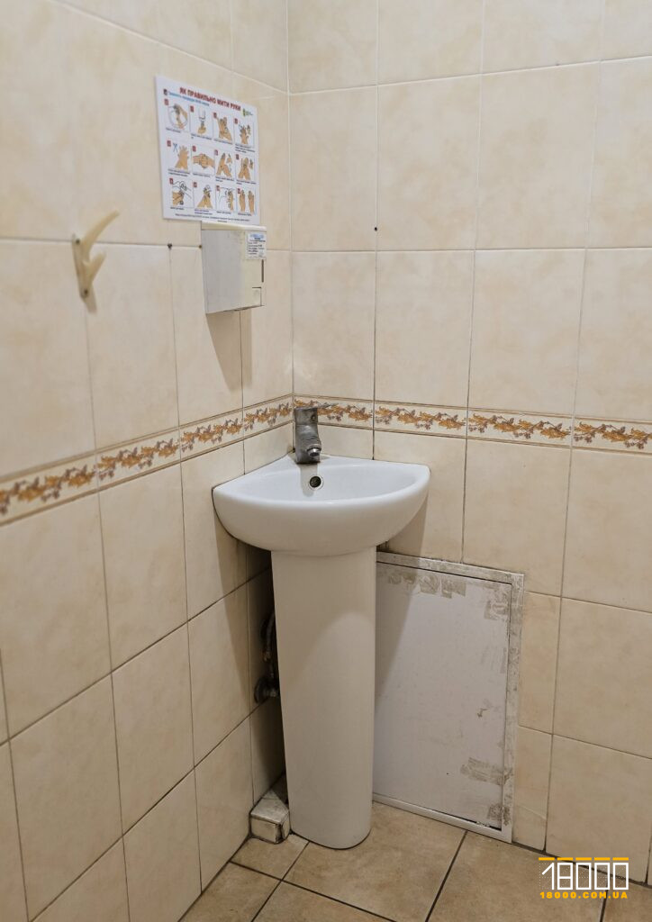 раковина у туалеті дитячої поліклініки №3 у Черкасах
