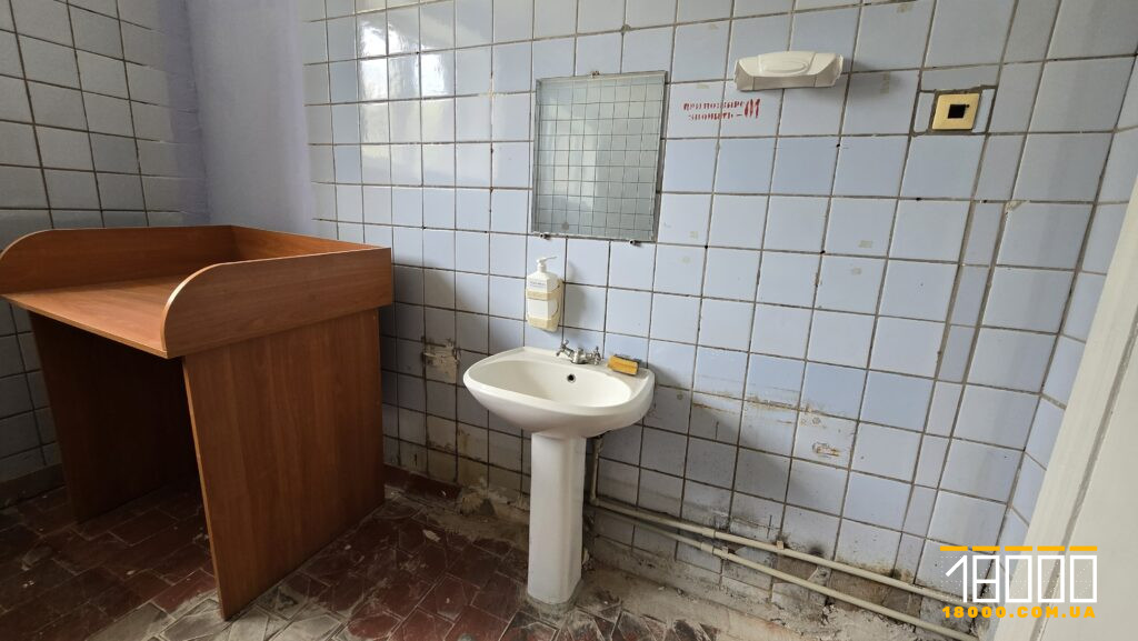 старий умивальник у вбиральні поліклініки №4