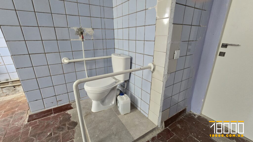 унітаз облаштований для людей з інвалідністю в туалеті поліклініки №4 