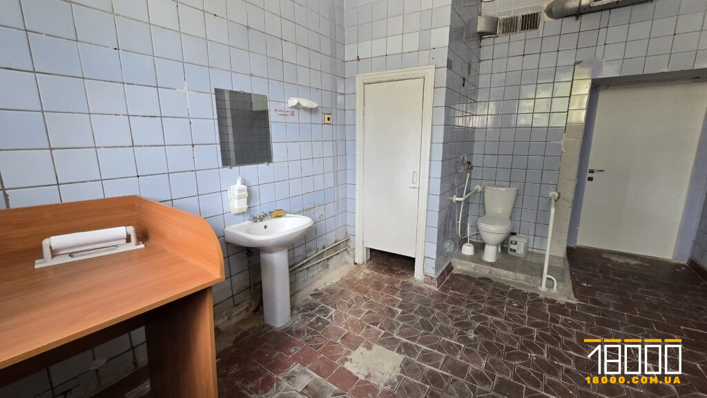 вбиральня зі старим ремонтом поліклініка №4 у Черкасах
