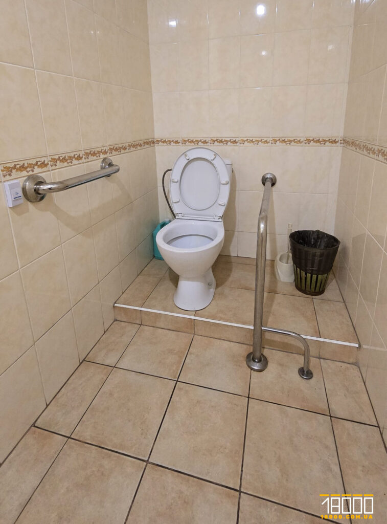 унітаз у вбиральні для МГН поліклініки №5