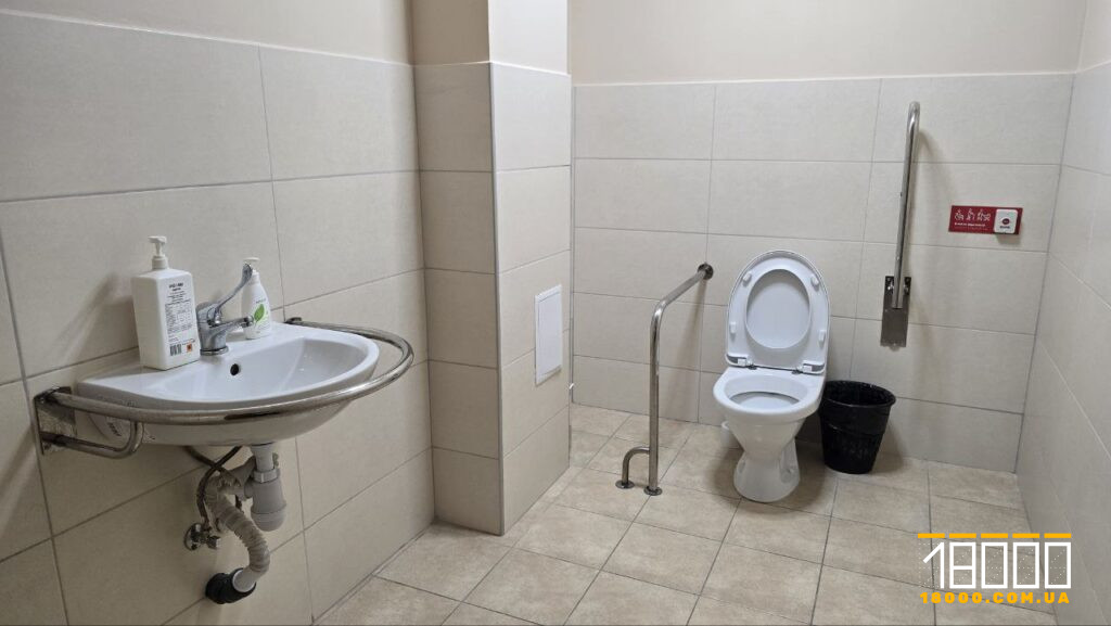 вбиральня для маломобільних людей у поліклініці