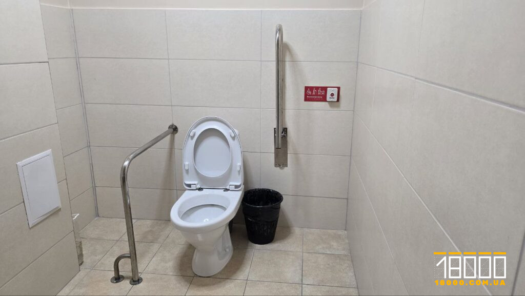 туалет облаштований для людей з інвалідністю у поліклініці
