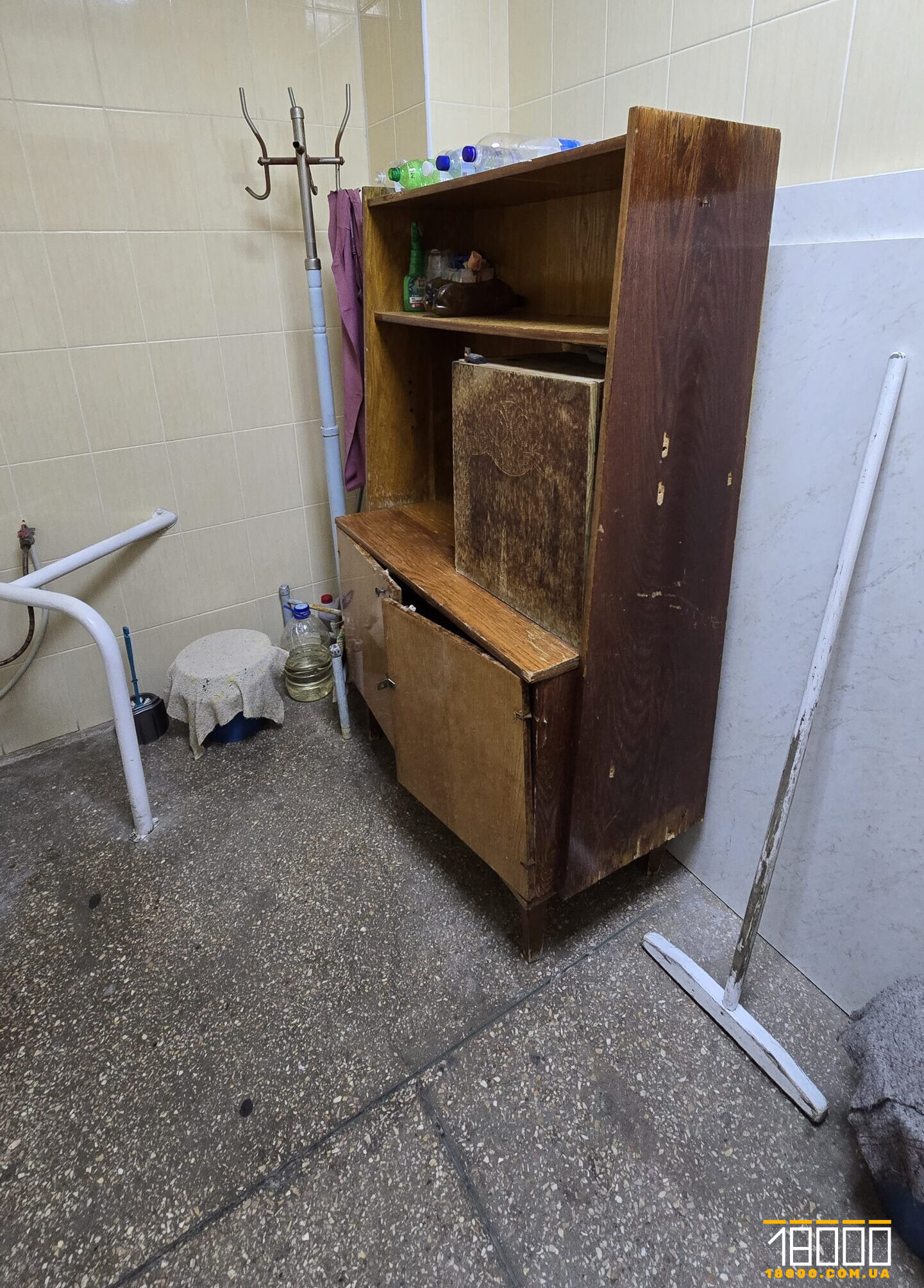 шафа у вбиральні Консультативно-діагностична поліклініка