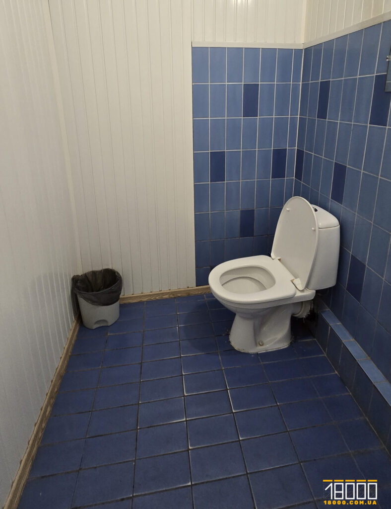 унітаз у туалеті Реабілітаційно-оздоровча поліклініка «Астра»