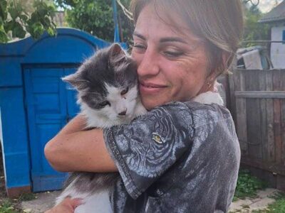 жінка з котом