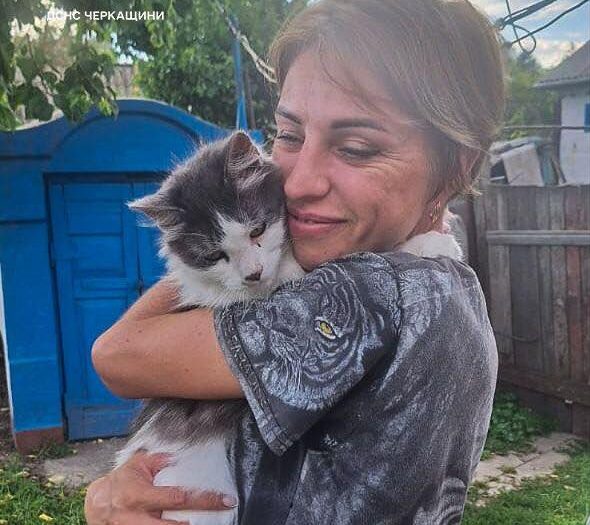 жінка з котом