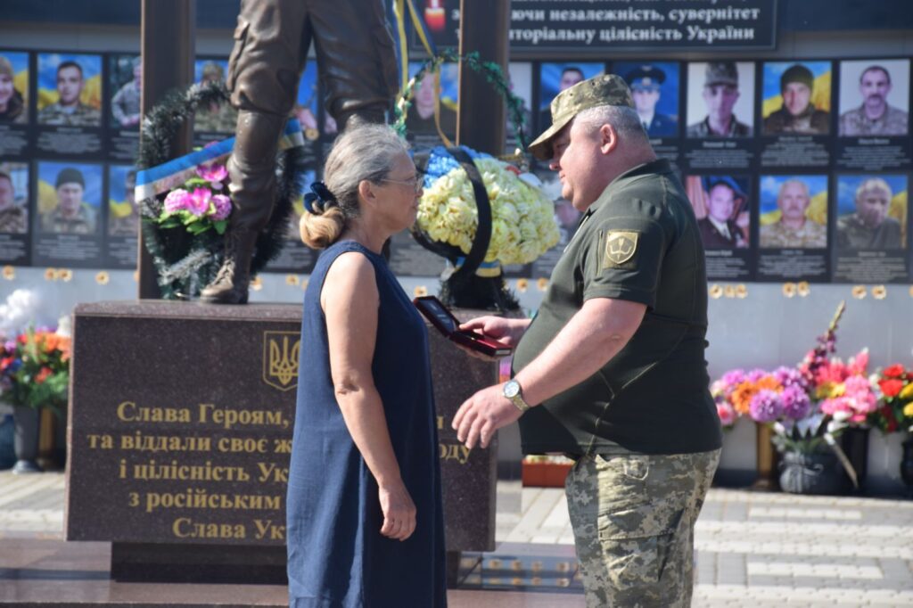 передають орден