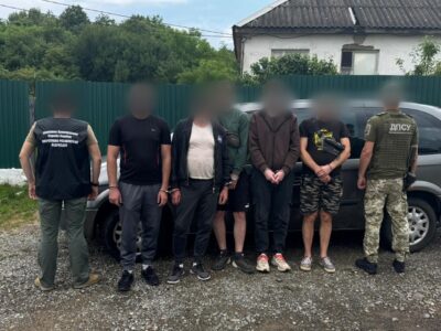 люди біля машини