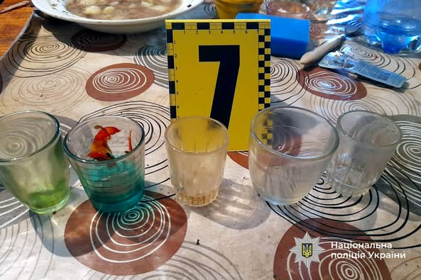 стіл із склянками