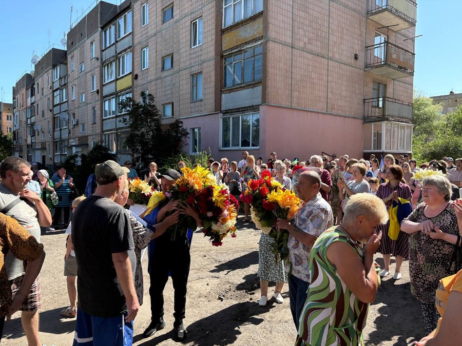 люди біля під'їзду