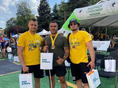 три чоловіки з медалями