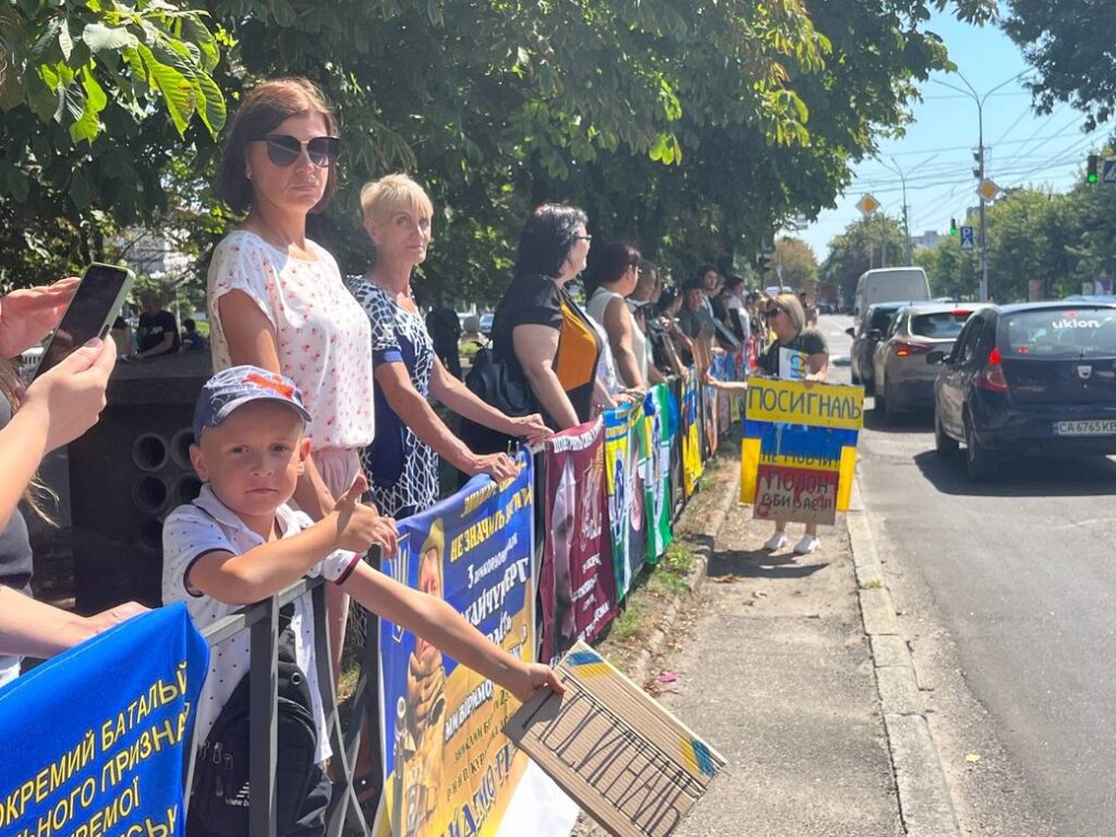 учасники акції у підтримку полонених з прапорами і плакатами