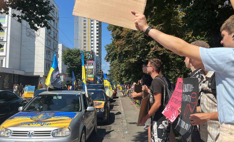 на дорозі машини з прапорами під час акції у підтримку полонених