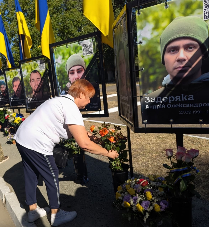 жінка кладе квіти