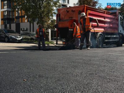 комунальники стелять асфальт