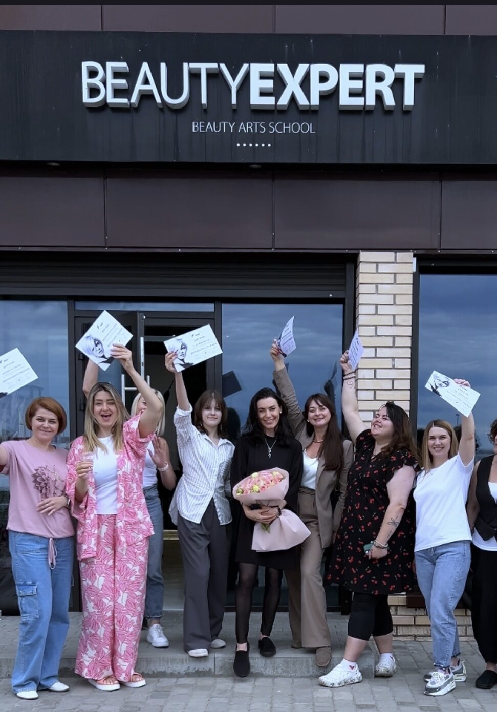 Випускники біля Beauty Expert