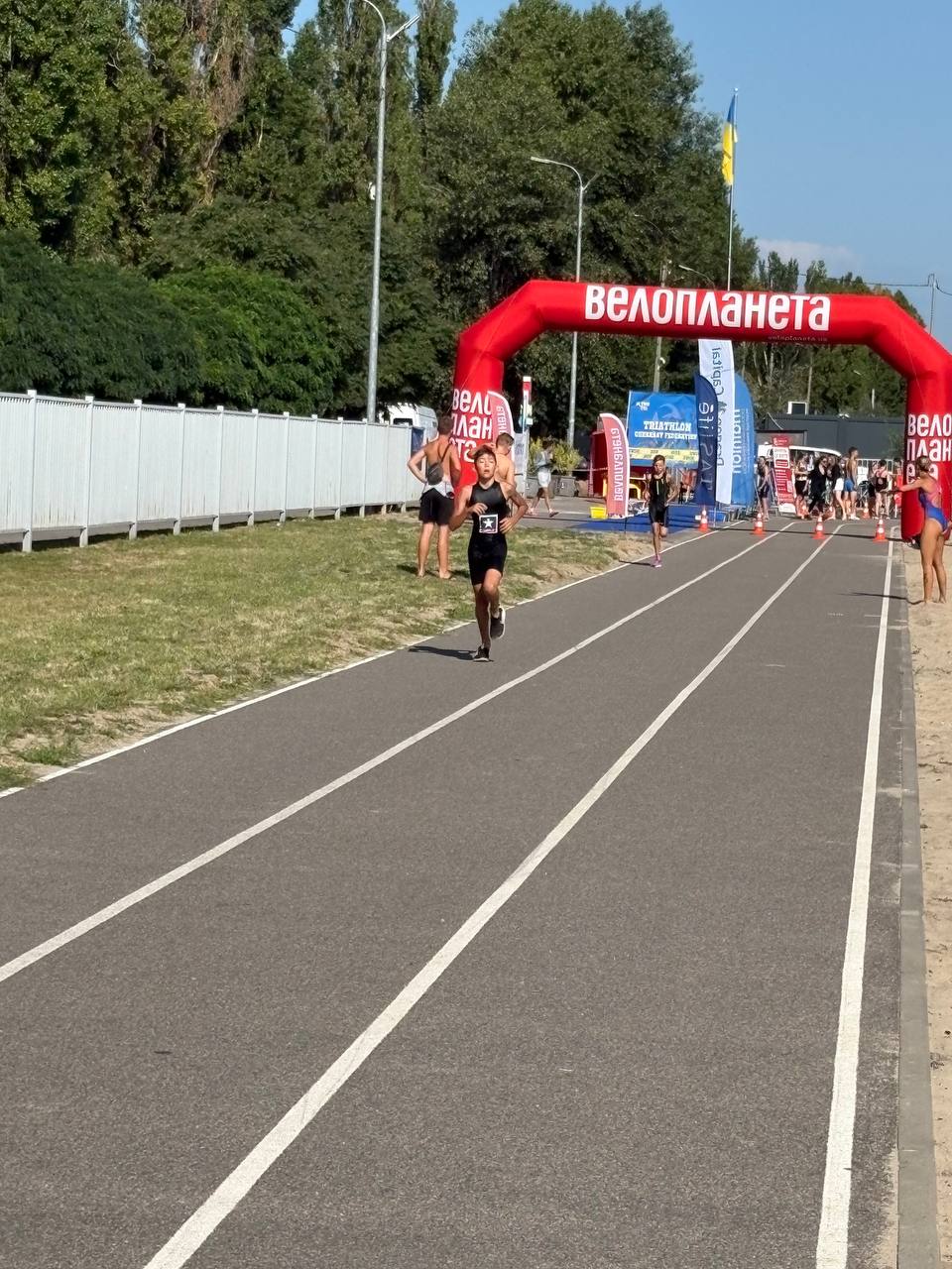 Учасник біжить