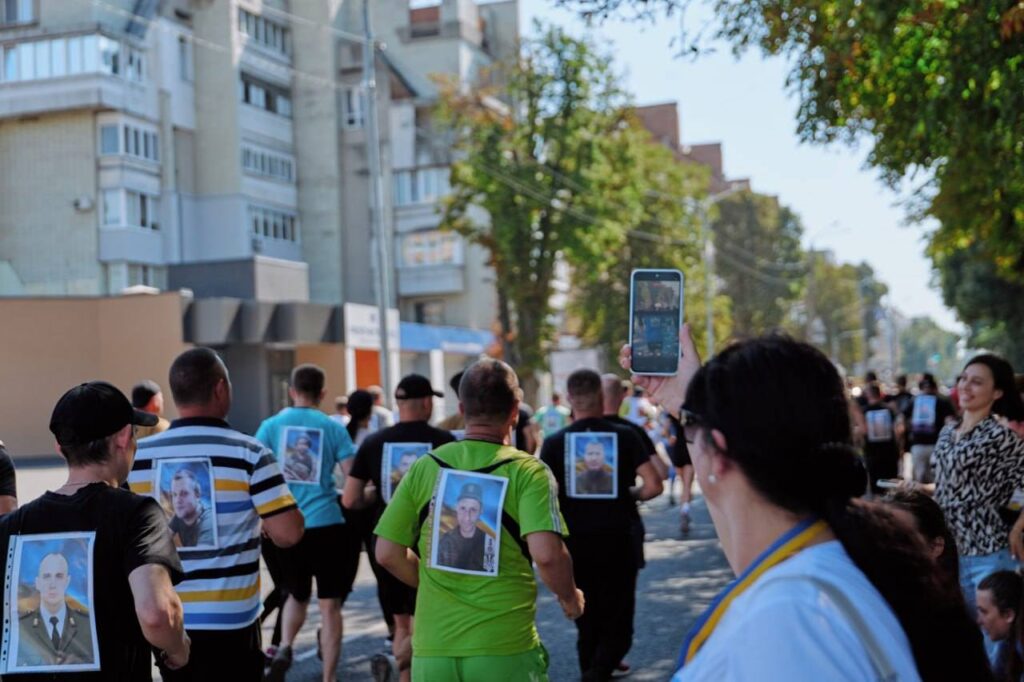 люди біжать вулицею