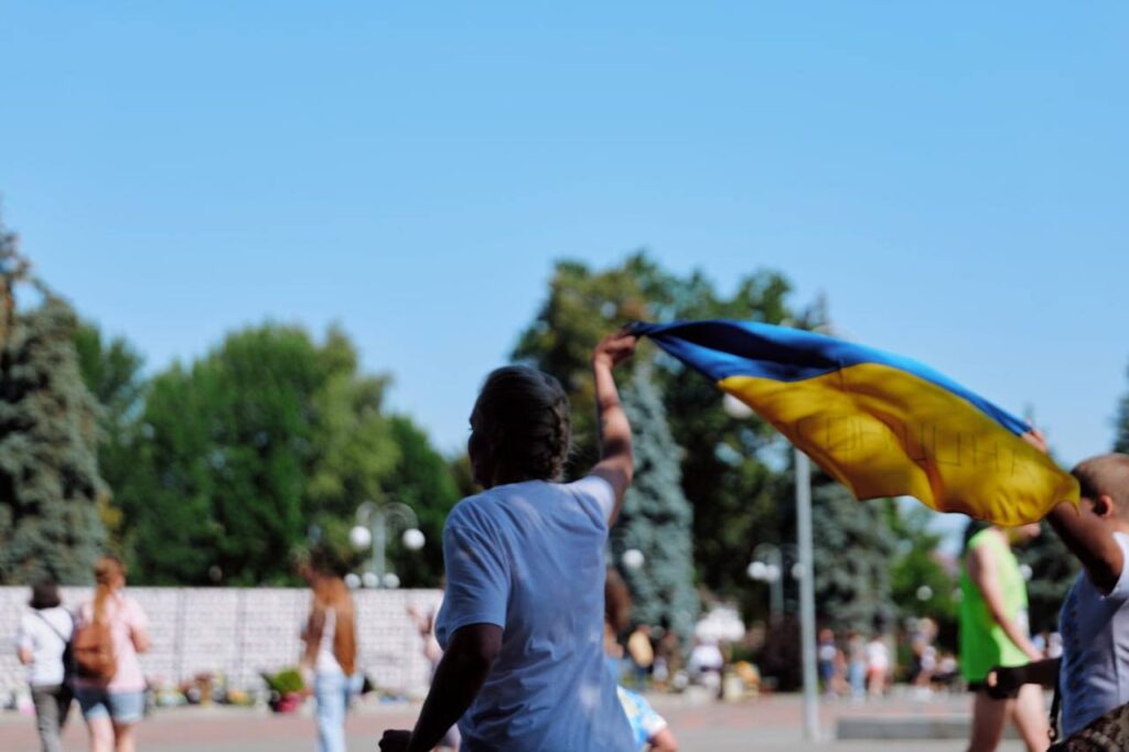 людина тримає прапор