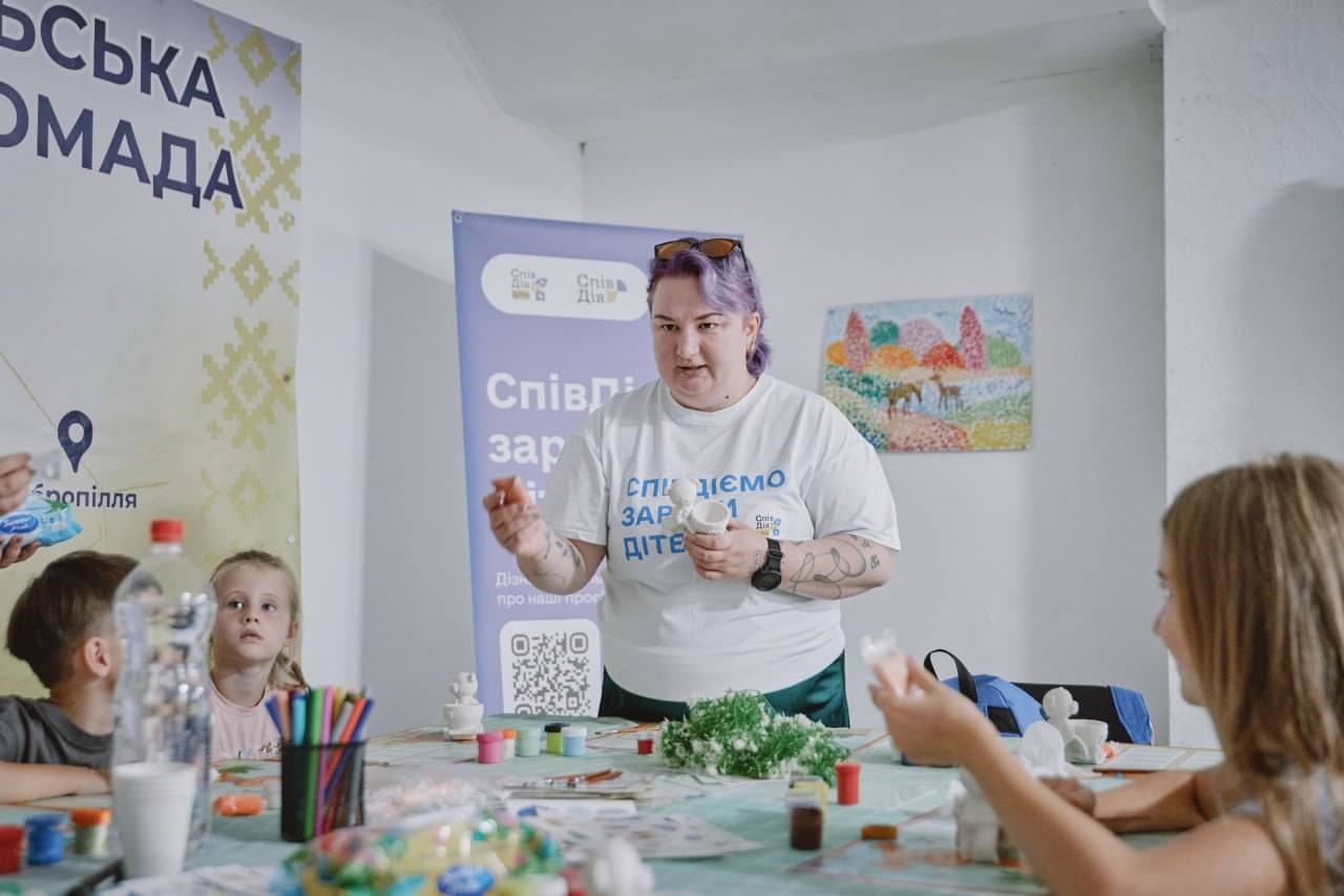 жінка показує поробку