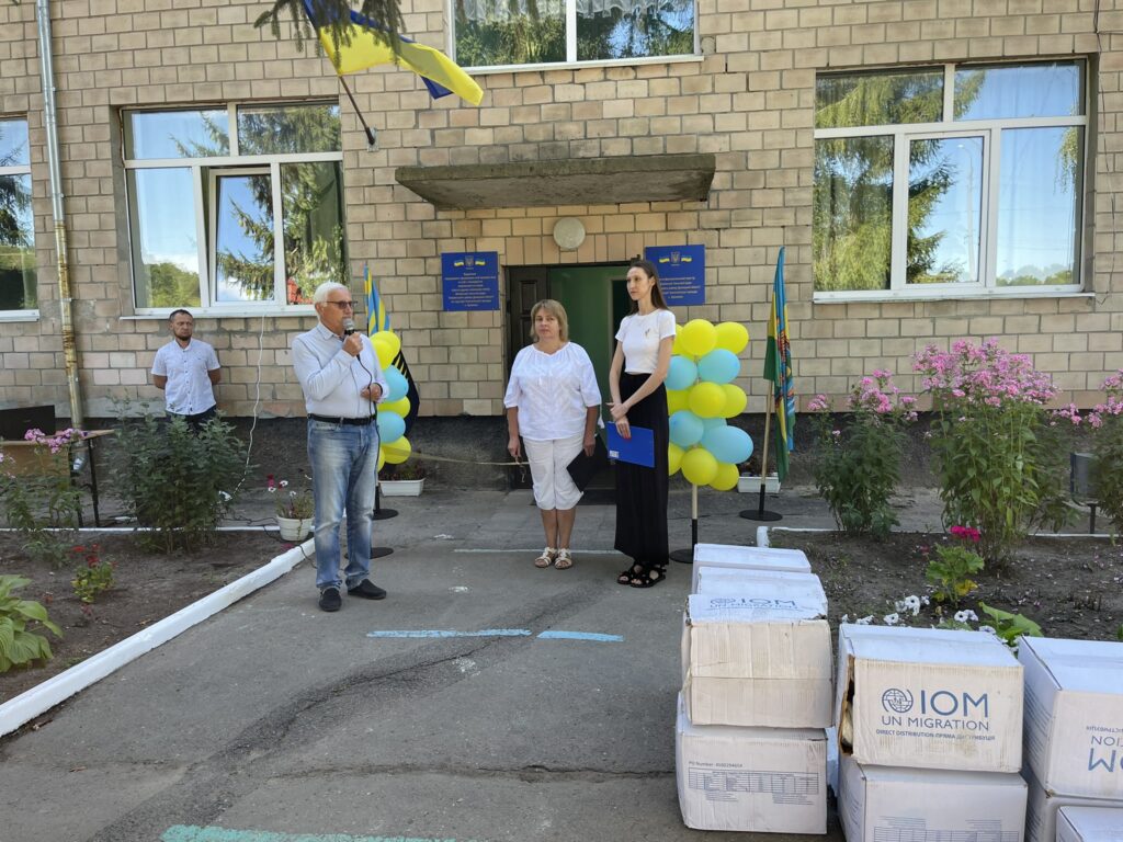 люди біля будівлі