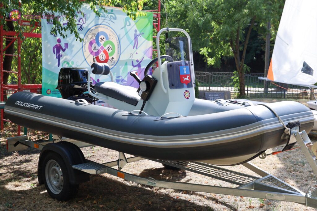 човен для вихованців вітрильного спорту