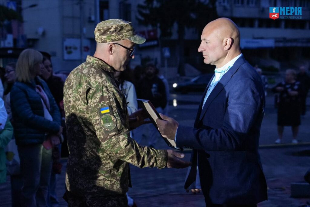 військовий отримує відзнаку