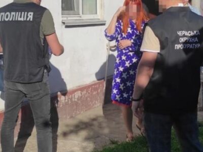 правоохоронці затримують жінку