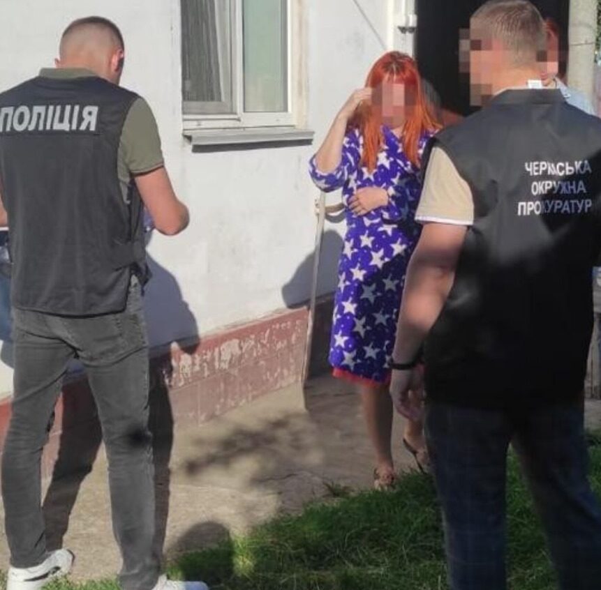 правоохоронці затримують жінку