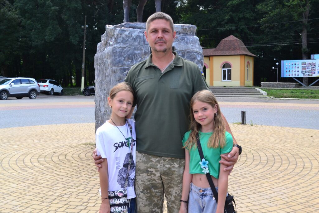 двоє дівчат з військовим