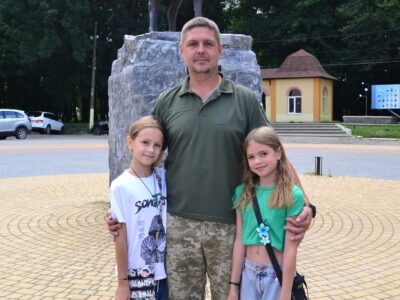 двоє дівчат з військовим